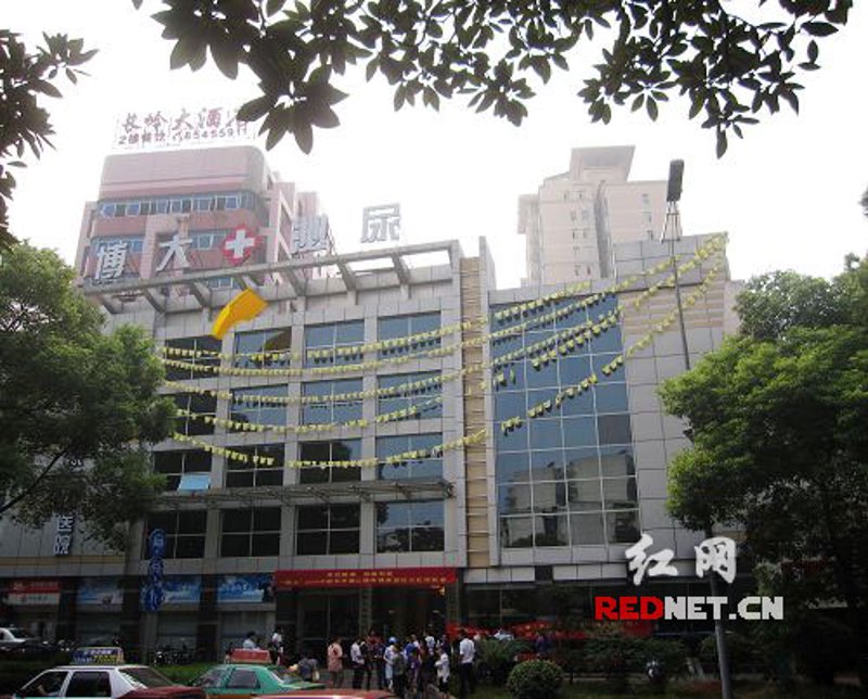 在长沙五洲泌尿专科医院，女性患者往往会对与自己性别不同的医生产生顾虑。然而，在这里，泌尿外科领域的一位杰出女性医生——李薇（化名）脱颖而出。